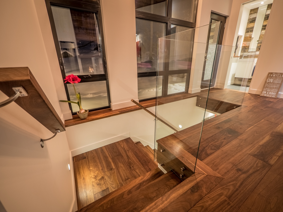 Escalier Noyer Noir huilé avec panneaux de verre