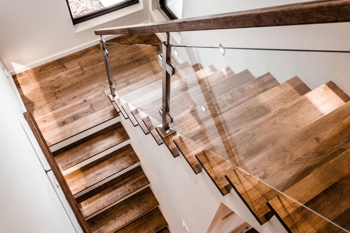 Escalier Hickory huilé avec panneaux de verre