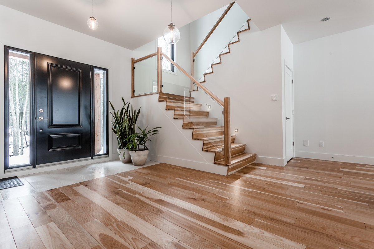 Escalier hickory naturel et panneaux de verre