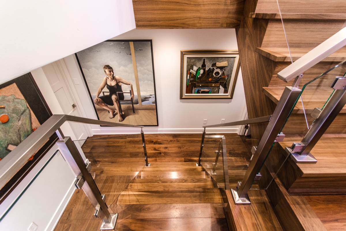 Escalier en noyer noir avec panneaux de verre
